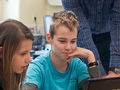 Nauczanie metodą WebQuestu wymaga ścisłej współpracy uczniów w grupie i uczniów z nauczycielem.
Fot. Ralf Roletschek, źródło:http://commons.wikimedia.org/wiki/Category:School_children_of_Germany